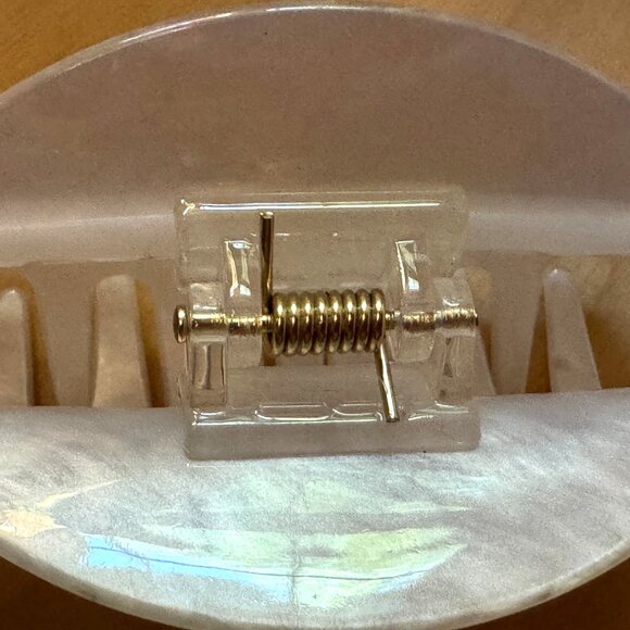 FRASIER STERLING Veggie Hair Claw Clip - Pearlescent White - Picture 7 of 13